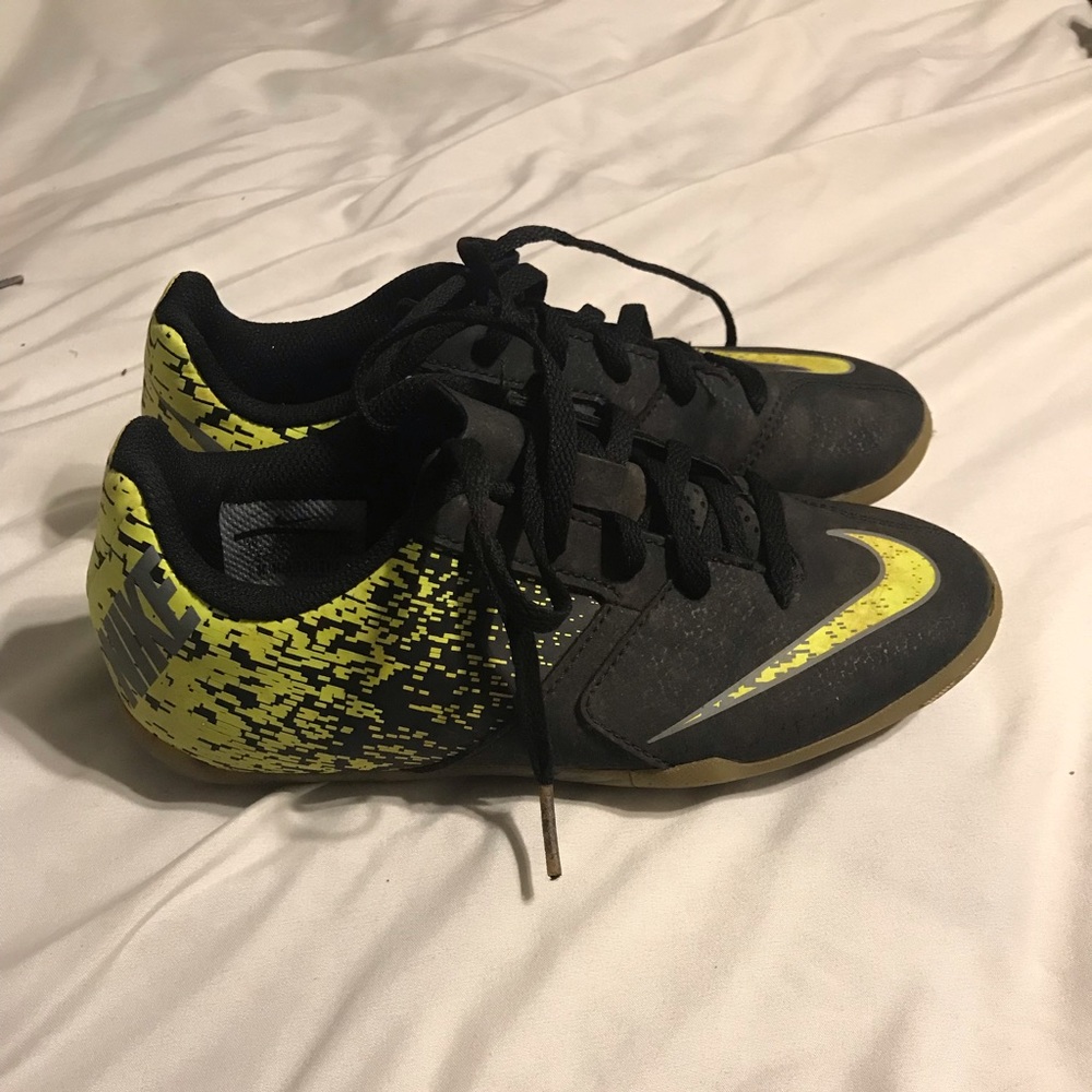 Indoor soccer shoes